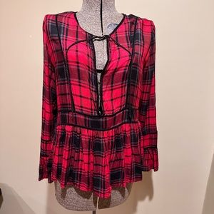 Cute plaid top, nice details.